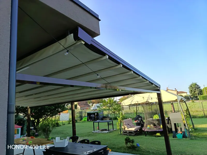 Pergolato con tenda da sole in giardino