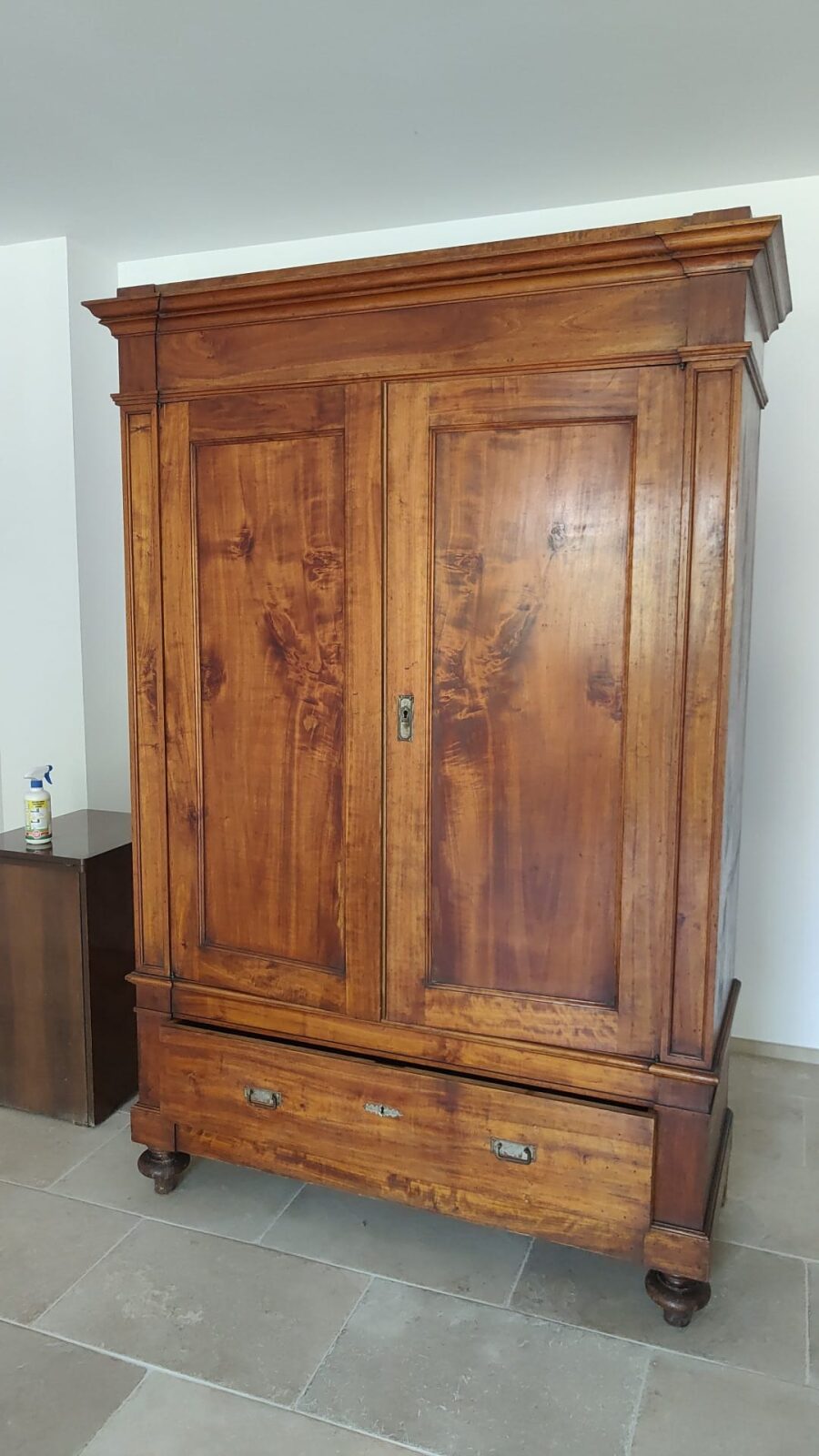 Verniciatura e rinnovo di mobile in legno